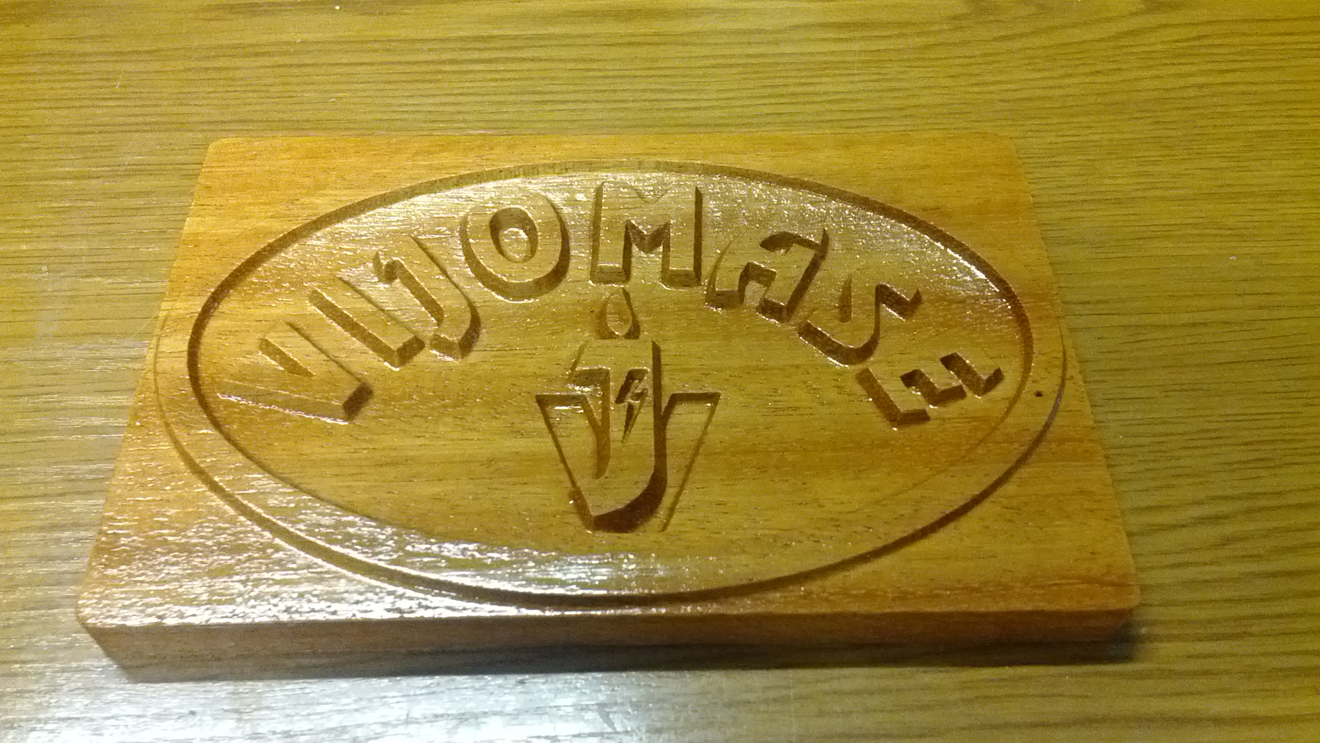 Placa com logótipo